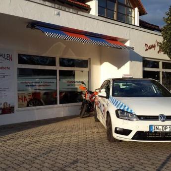Fahrschulauto mit Fahrschule